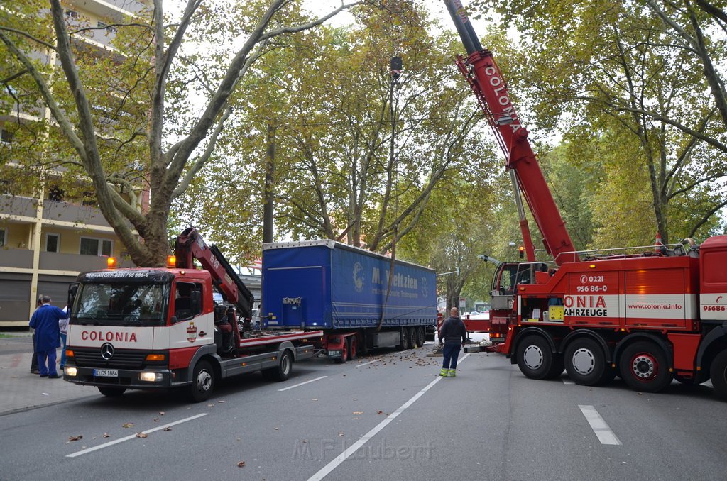 LKW verliert Auflieger Koeln Boltensternstr Pasteurstr P1996.JPG